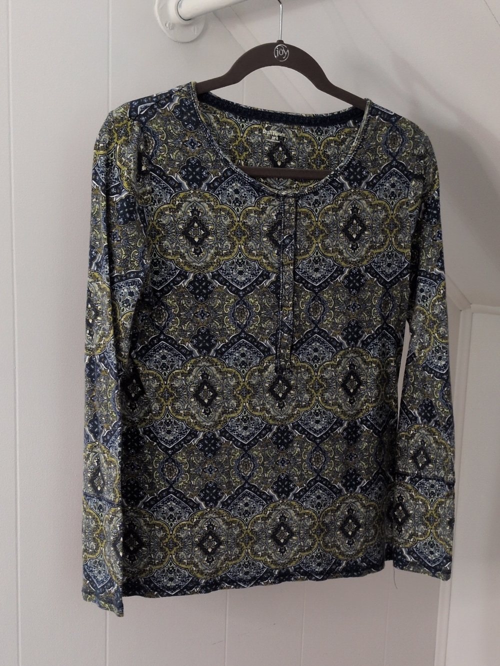 Ruffhewn Green Blue White Pattern. Size Medium.